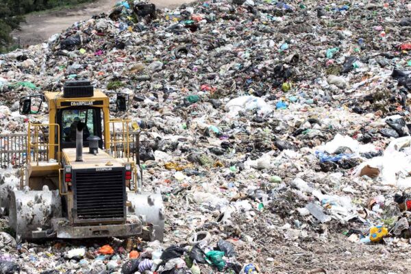 Puebla enfrenta más de 60 tiraderos clandestinos frente a solo 11 rellenos sanitarios regulados. FOTO: Reto Diario.