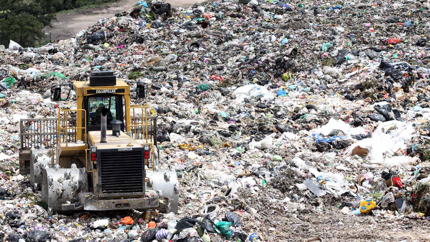Puebla enfrenta más de 60 tiraderos clandestinos frente a solo 11 rellenos sanitarios regulados. FOTO: Reto Diario.