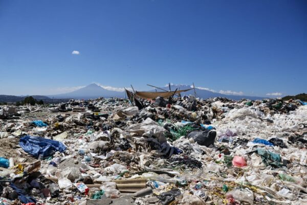 Más de 3/4 de los municipios poblanos enfrentan crisis a la hora de disponer los residuos, lo que desata la ilegalidad y riesgos a la salud. FOTO: La Jornada de Oriente.