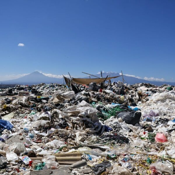 Más de 3/4 de los municipios poblanos enfrentan crisis a la hora de disponer los residuos, lo que desata la ilegalidad y riesgos a la salud. FOTO: La Jornada de Oriente.