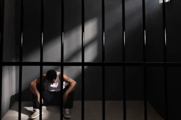 Defensa negó que elementos de GN hayan golpeado al profesor de la Ibero Puebla, Leonardo Escobar, y aseguró que no se detectaron fracturas en las evaluaciones médicas oficiales. FOTO: Freepik.