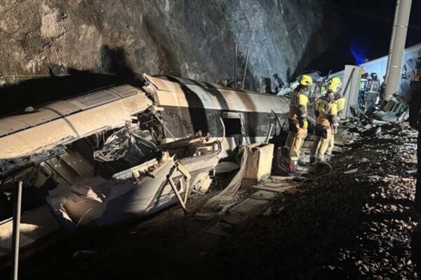 Tren descarrilado en España. Foto: Tabasco Hoy.