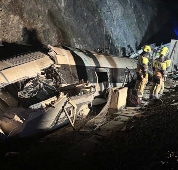 Tren descarrilado en España. Foto: Tabasco Hoy.
