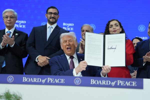 Donald Trump invitó a México a integrarse a su Consejo de Paz; el gobierno de Claudia Sheinbaum analiza la propuesta y dará respuesta en los próximos días. FOTO: DW.