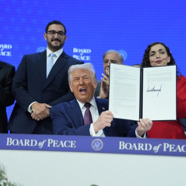 Donald Trump invitó a México a integrarse a su Consejo de Paz; el gobierno de Claudia Sheinbaum analiza la propuesta y dará respuesta en los próximos días. FOTO: DW.