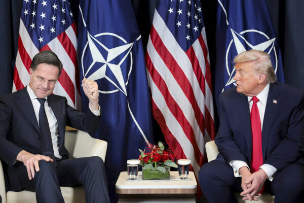 Trump anunció el freno a la amenaza del 10% de aranceles sobre países europeos tras pactos sobre Groenlandia. FOTO: Reuters.