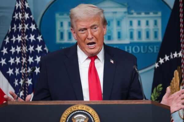 A un año de su segundo mandato, Trump presume mano dura en migración, seguridad y comercio, con deportaciones masivas, presión internacional y tensiones con socios clave. FOTO: CNN.
