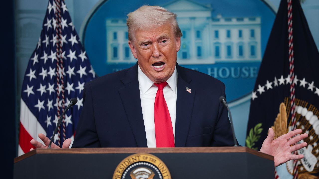 A un año de su segundo mandato, Trump presume mano dura en migración, seguridad y comercio, con deportaciones masivas, presión internacional y tensiones con socios clave. FOTO: CNN.