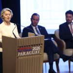 Von der Leyen defendió que la firma del acuerdo de libre comercio manda una señal "contundente" al mundo, al elegir el "comercio justo frente a los aranceles". FOTO: EFE/ Juan Pablo Pino.