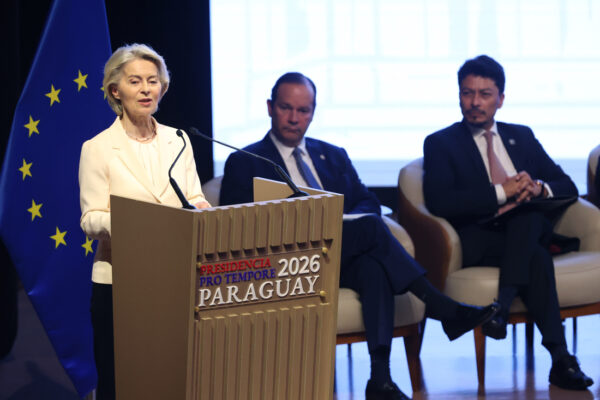 Von der Leyen defendió que la firma del acuerdo de libre comercio manda una señal "contundente" al mundo, al elegir el "comercio justo frente a los aranceles". FOTO: EFE/ Juan Pablo Pino.
