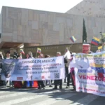 Mexicanos protestan en embajada de EUA tras captura de Nicolás Maduro Un grupo de civiles y actores políticos llamó a una movilización internacional en defensa de la soberanía venezolana. FOTO: Cuartoscuro.