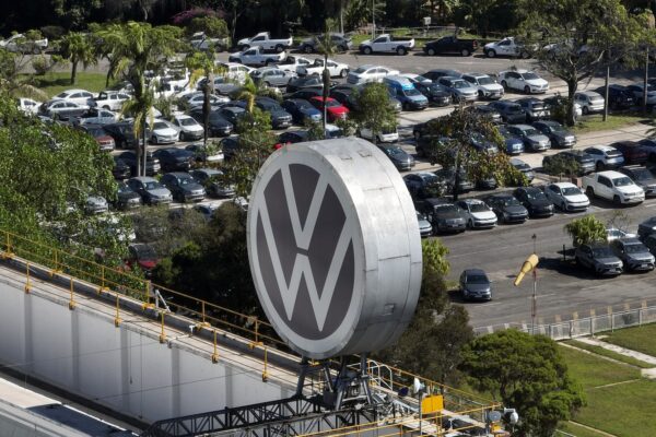 Ante los aranceles de Trump, la caída de exportación de automóviles ha golpeado al sector poblano en sus plantas de VW y Audi. FOTO: Reuters,
