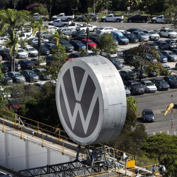 Ante los aranceles de Trump, la caída de exportación de automóviles ha golpeado al sector poblano en sus plantas de VW y Audi. FOTO: Reuters,