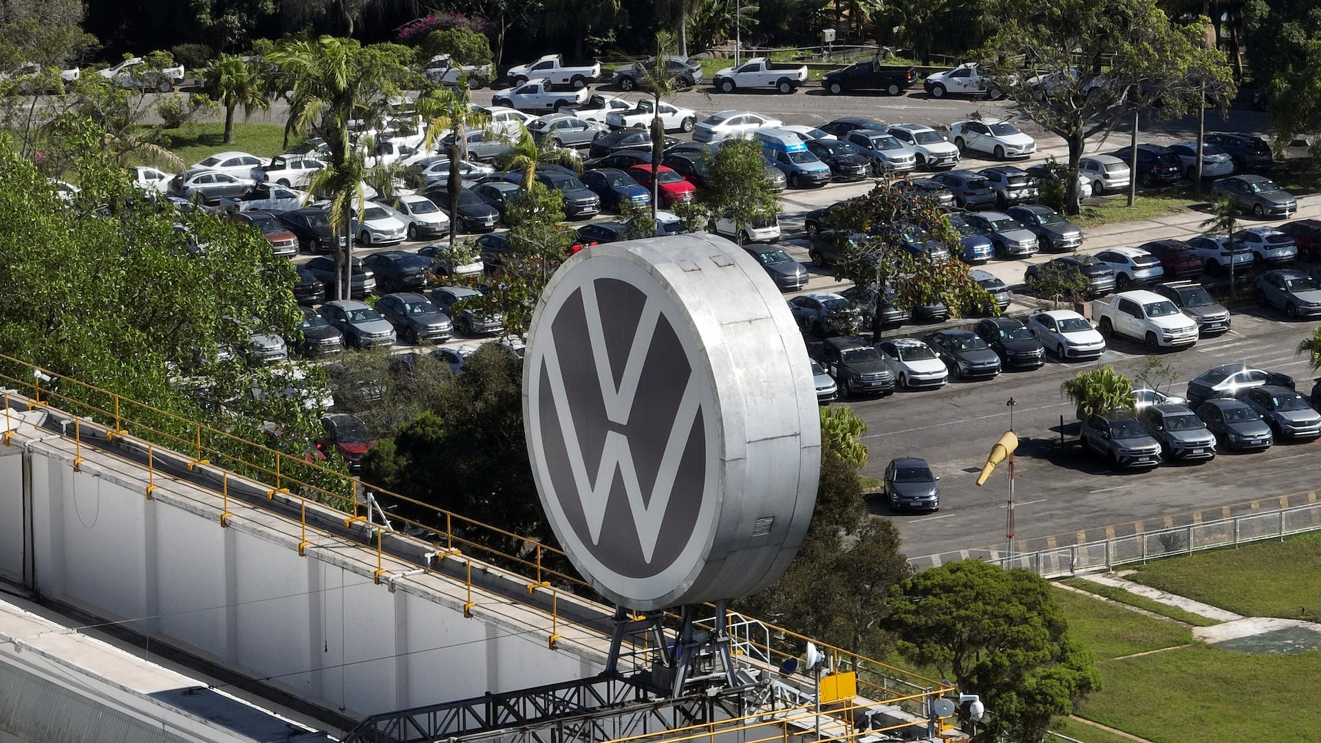 Ante los aranceles de Trump, la caída de exportación de automóviles ha golpeado al sector poblano en sus plantas de VW y Audi. FOTO: Reuters,