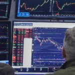 Ante las crecientes tensiones mundiales, Wall Street registró una de sus peores caídas en meses; la BMV se vio ligeramente beneficiada. FOTO: AP Foto/Richard Drew.