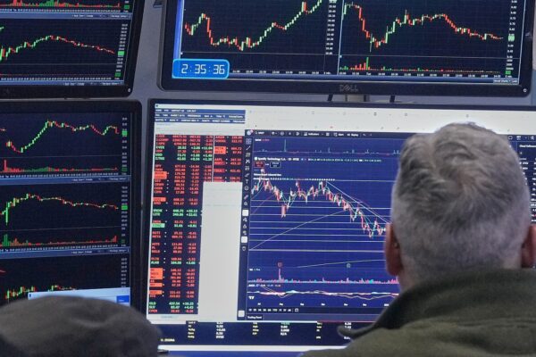 Ante las crecientes tensiones mundiales, Wall Street registró una de sus peores caídas en meses; la BMV se vio ligeramente beneficiada. FOTO: AP Foto/Richard Drew.