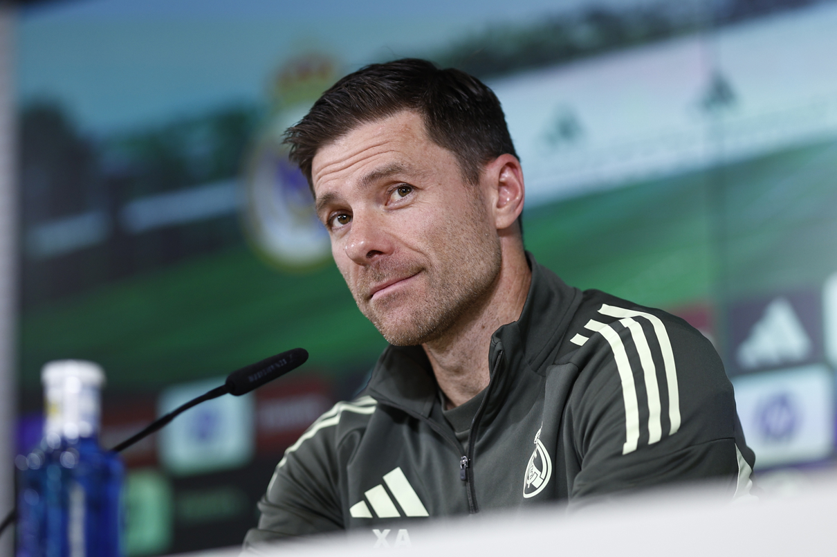 Xabi Alonso dejó de ser técnico del Real Madrid tras perder la Supercopa ante el Barcelona; el club anunció su salida de mutuo acuerdo. FOTO: EFE/ Rodrigo Jiménez.