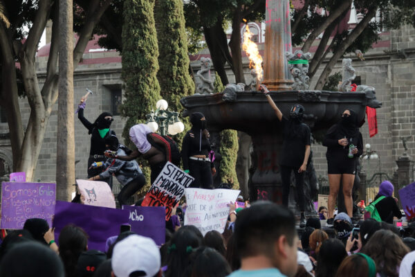 8M en Puebla: el Ayuntamiento no tapiará monumentos y solo aplicará "pintura de sacrificio" como medida preventiva. FOTO; Reto Diario.