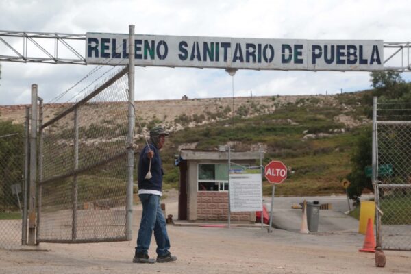 El gobierno local acusa que el cierre del relleno de Chiltepeque es un bloqueo político del PAN: 60 personas detuvieron la recolección de basura. FOTO: La Jornada de Oriente.