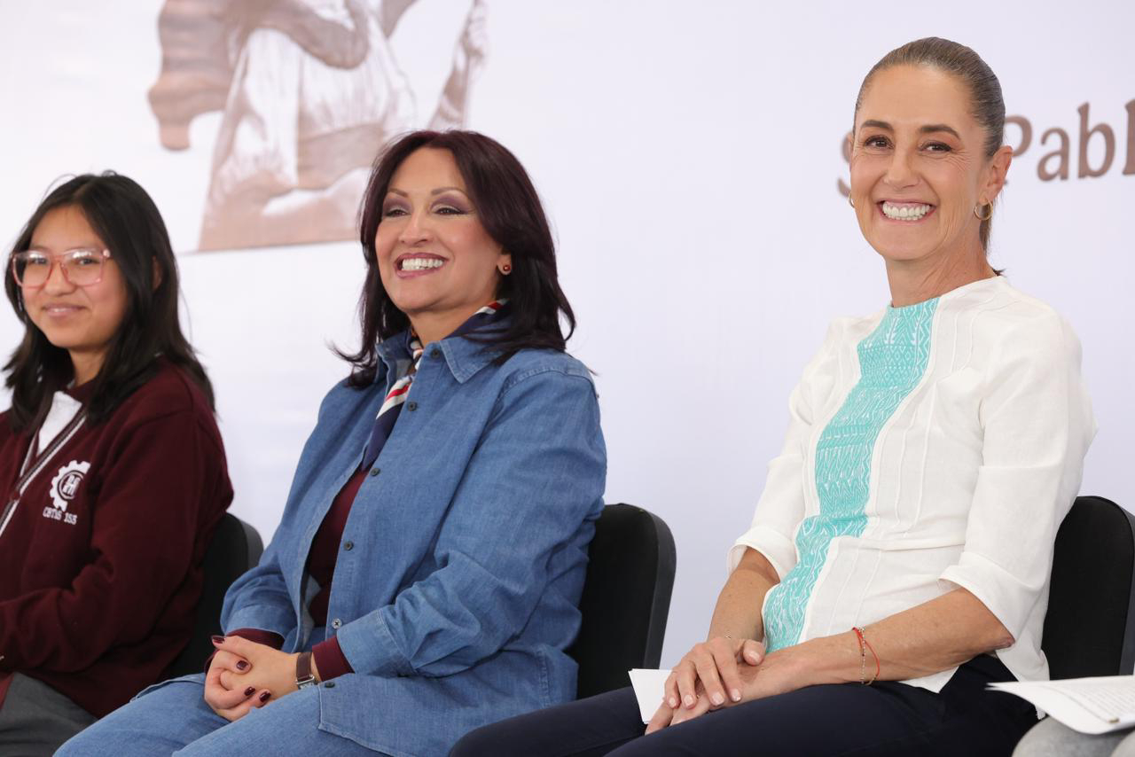 Sheinbaum reafirmó que la Nueva Escuela Mexicana continuará y planteó incluir más mujeres en los contenidos.