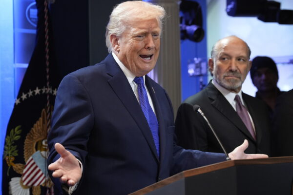 El presidente de Estados Unidos, Donald Trump, anunció que elevará el arancel global del 10 al 15% de efecto inmediato. FOTO: EFE.