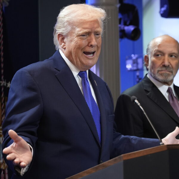 El presidente de Estados Unidos, Donald Trump, anunció que elevará el arancel global del 10 al 15% de efecto inmediato. FOTO: EFE.