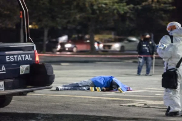 Asesinan a balazos a un hombre afuera de Farmacias Guadalajara en Castillotla. FOTO: Puebla Online.