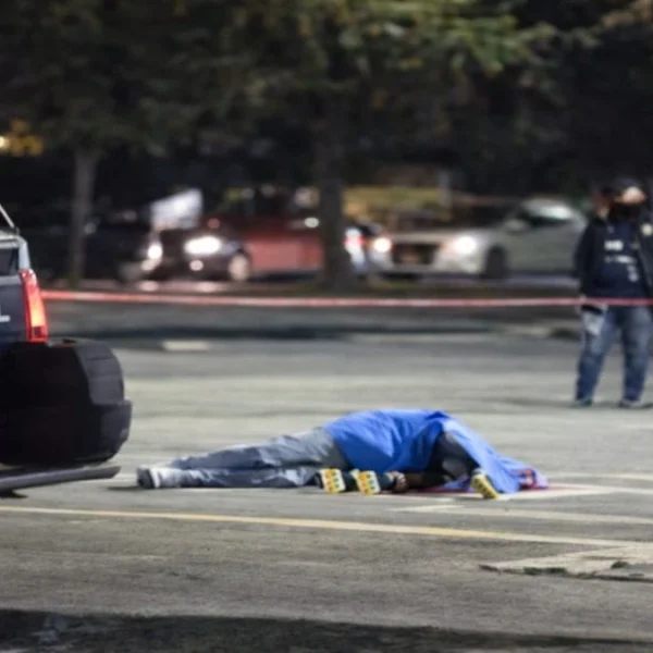 Asesinan a balazos a un hombre afuera de Farmacias Guadalajara en Castillotla. FOTO: Puebla Online.