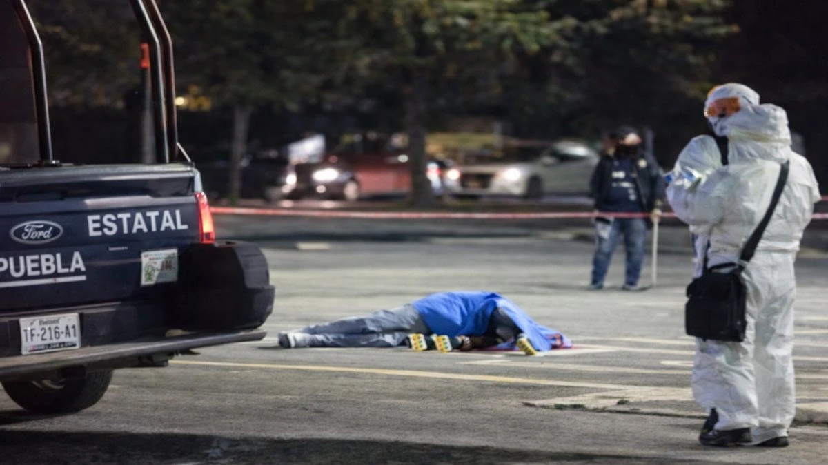 Ejecutan a hombre en estacionamiento de farmacia en Castillotla