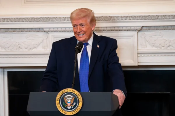 Donald Trump anunció que firmará una orden ejecutiva para imponer un arancel global de 10% tras el fallo de la Suprema Corte. FOTO: Bloomberg.
