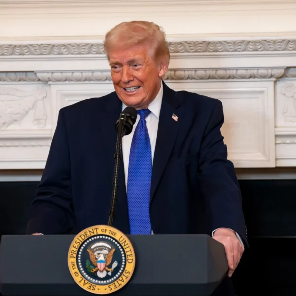 Donald Trump anunció que firmará una orden ejecutiva para imponer un arancel global de 10% tras el fallo de la Suprema Corte. FOTO: Bloomberg.