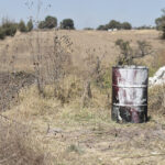 El cuerpo de un hombre fue localizado dentro de un tambo en la colonia El Girasol, en los límites entre Puebla capital y Cuautlancingo. FOTO: Municipios Puebla.