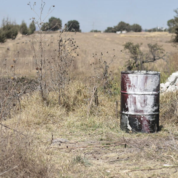 El cuerpo de un hombre fue localizado dentro de un tambo en la colonia El Girasol, en los límites entre Puebla capital y Cuautlancingo. FOTO: Municipios Puebla.