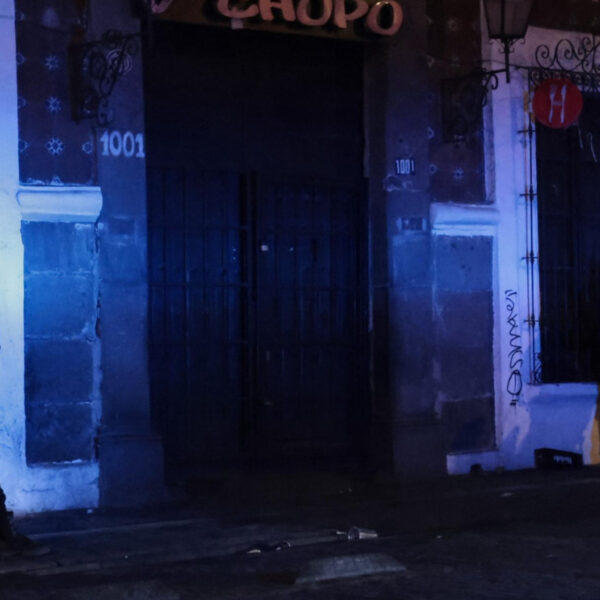 Clientes del bar El Chopo vivieron momentos de terror tras una pelea que terminó a balacera; hay dos heridos.