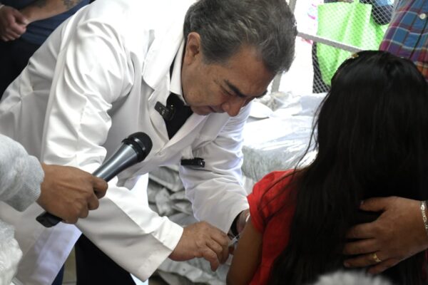 Operativo sanitario en el Mercado Hidalgo: vacunan a cientos tras detectarse brote de sarampión.