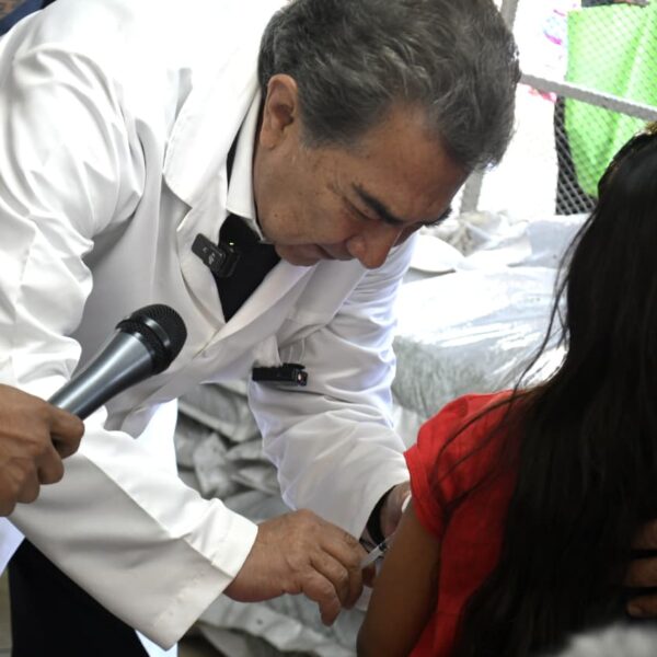 Operativo sanitario en el Mercado Hidalgo: vacunan a cientos tras detectarse brote de sarampión.