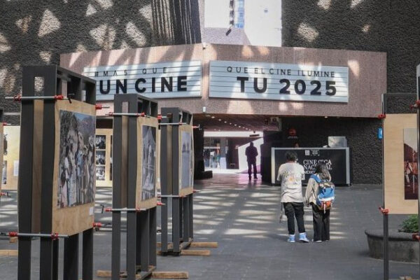 El gobierno federal regulará el uso de IA en el doblaje y obligará a cines y plataformas a dar más espacio a producciones mexicanas. FOTO: El Comentario.
