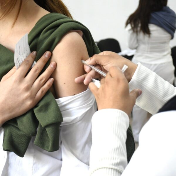 El Gobierno Federal incluyó al estado entre las 11 entidades prioritarias por el brote de sarampión; hay 82 casos confirmados en la entidad. FOTO: X @SaludGobPue.