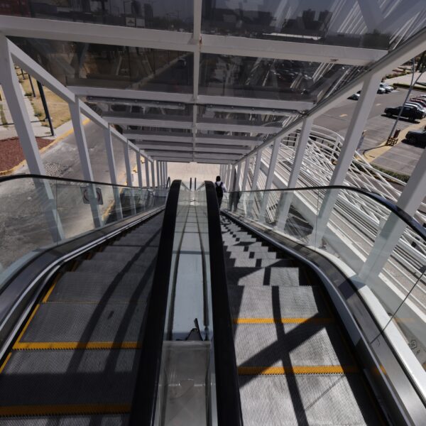 Actos vandálicos dejaron fuera de servicio los elevadores y afectaron escaleras eléctricas en Vía Atlixcáyotl, a la altura de Cúmulo de Virgo y el CCU. FOTO: Gobierno de Puebla.