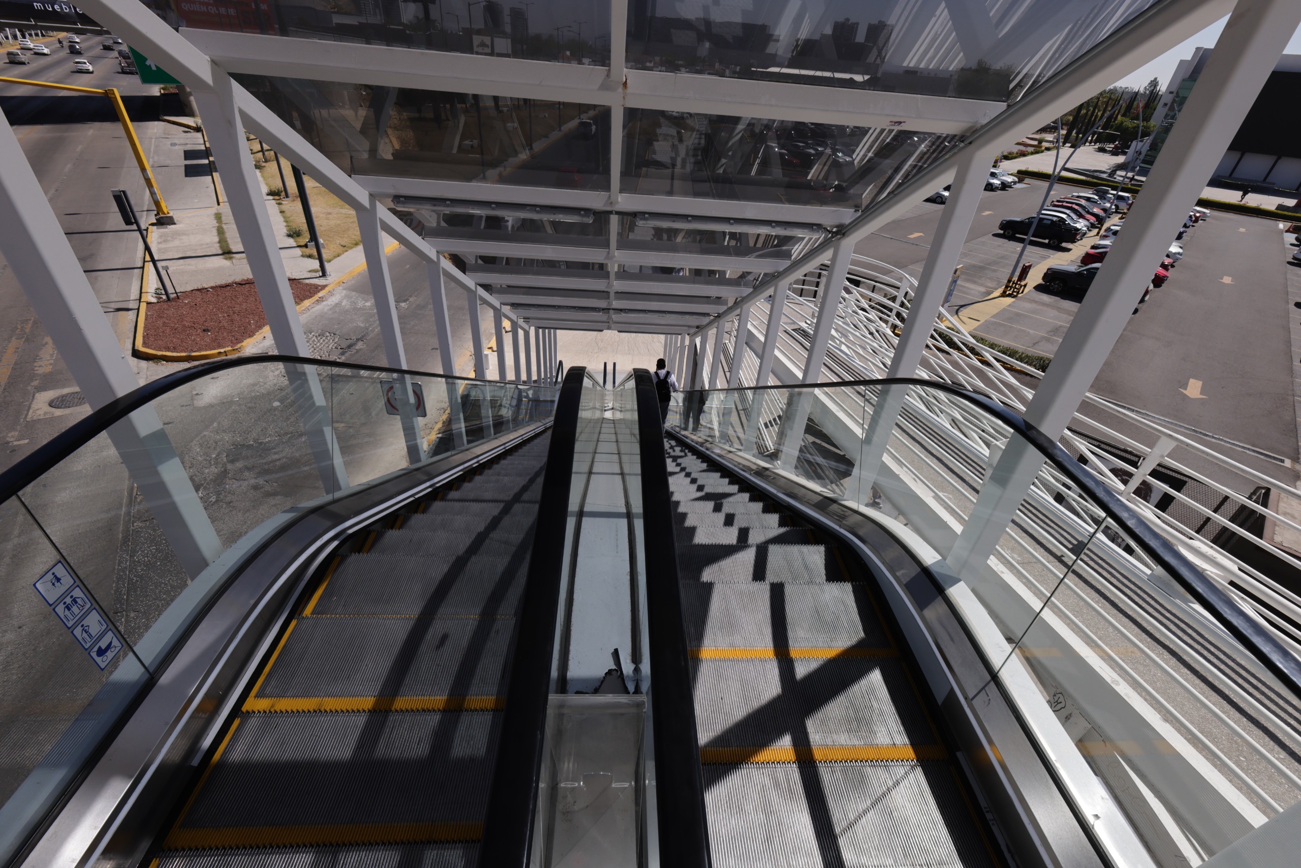 Vandalizan elevadores y escaleras eléctricas en Vía Atlixcáyotl; instalaciones quedan fuera de servicio