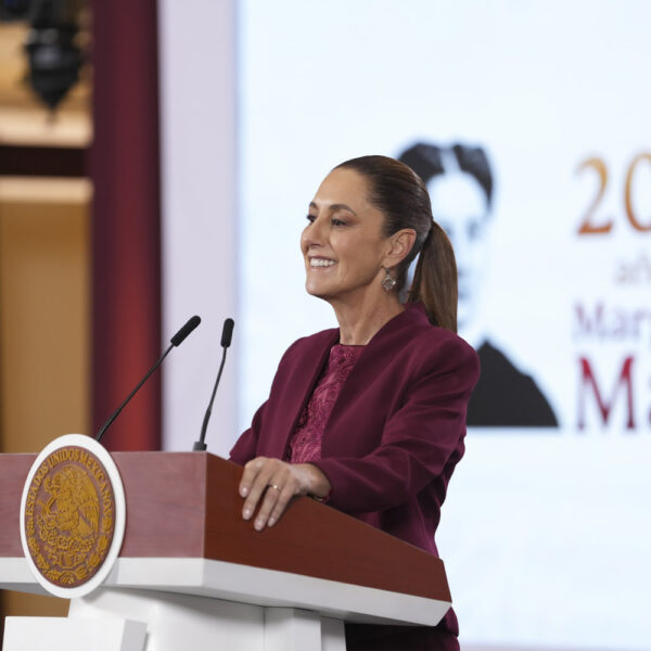 Sheinbaum instruyó investigar presunto caso de fentanilo en Huauchinango; la mandataria pidió cautela y llamó a evitar especulaciones hasta que peritos oficiales confirmen.