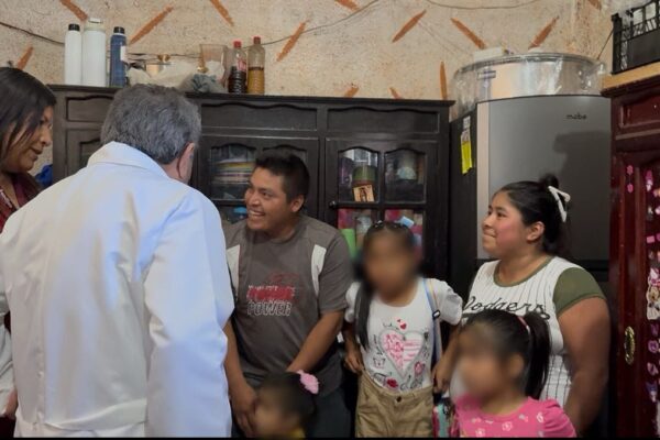 Los 7 menores intoxicados el pasado fin de semana en la zona de Huauchinango ya fueron dados de alta; Joaquín Espidio, supervisó personalmente su estado de salud. FOTO: @SaludGobPue.