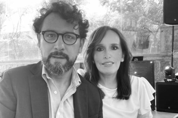 Un adeudo económico sería el motivo detrás del homicidio de Karina y Alexandro; tras un cateo, habría ya un detenido implicado en el asesinato del matrimonio Tello Ruiz.