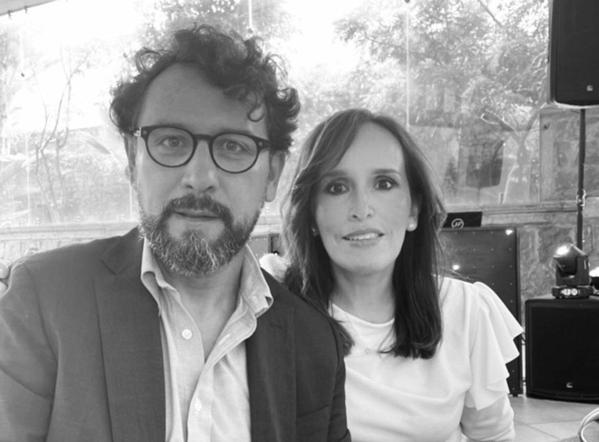 Un adeudo económico sería el motivo detrás del homicidio de Karina y Alexandro; tras un cateo, habría ya un detenido implicado en el asesinato del matrimonio Tello Ruiz.