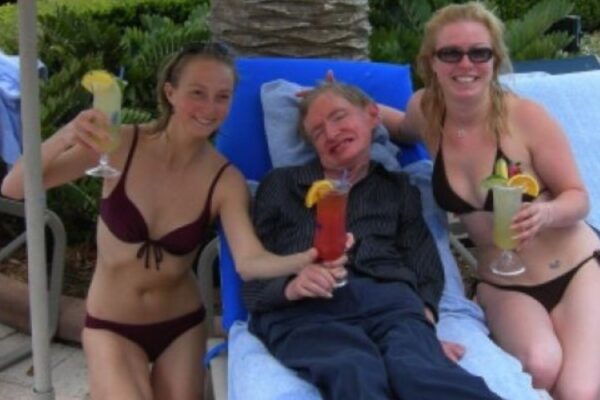 Se hizo viral una foto de Stephen Hawking vinculada los archivos Epstein y desató especulaciones en redes, pero la imagen lleva más de 15 años pública y fue de un viaje.