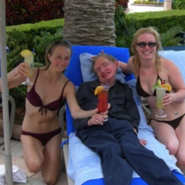 Se hizo viral una foto de Stephen Hawking vinculada los archivos Epstein y desató especulaciones en redes, pero la imagen lleva más de 15 años pública y fue de un viaje.