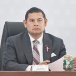 Tras el brutal asesinato de una abuela y su nieta en Pantepec, el gobernador Alejandro Armenta garantizó protección total a la sobreviviente. FOTO: La Jornada de Oriente.