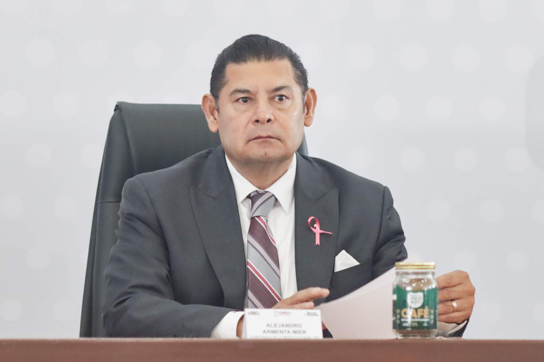 Tras el brutal asesinato de una abuela y su nieta en Pantepec, el gobernador Alejandro Armenta garantizó protección total a la sobreviviente. FOTO: La Jornada de Oriente.