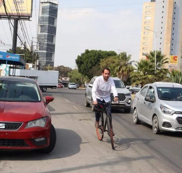 El Gobierno de Puebla opta por ciclovías de 'trazo' en Calzada Zavaleta y Camino Real para no "afectar" la actividad comercial; sin bolardos ni segregadores. IMAGEN: El Sol de Puebla.
