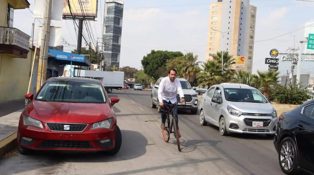 El Gobierno de Puebla opta por ciclovías de 'trazo' en Calzada Zavaleta y Camino Real para no "afectar" la actividad comercial; sin bolardos ni segregadores. IMAGEN: El Sol de Puebla.